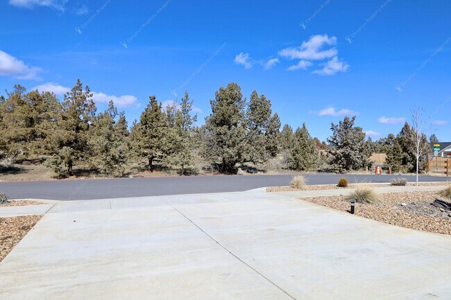 Building Photo - **Unfurnished** Single-level 3 BR-2BA  Home with Mountain Views