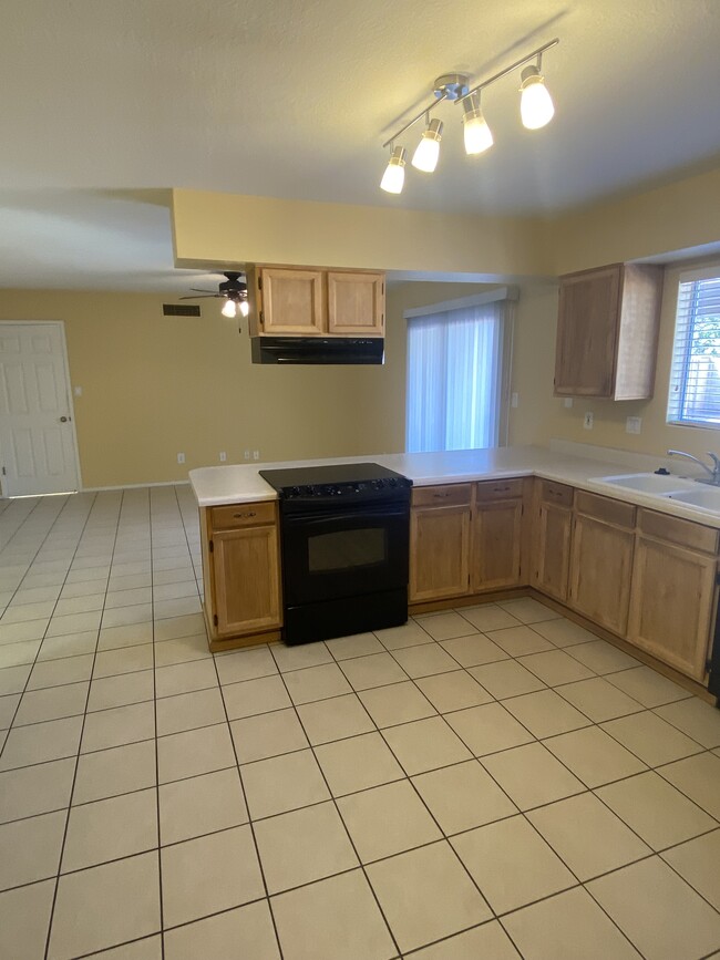 Building Photo - 3514 E Diamond Ave