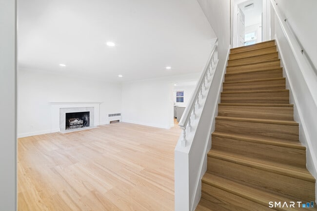 Building Photo - 141 Colony Ave