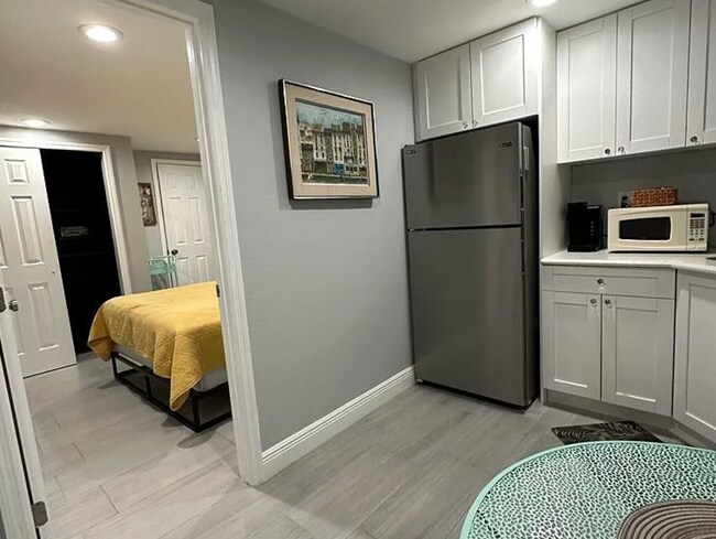 Building Photo - Stadium Studio/  Efficiency