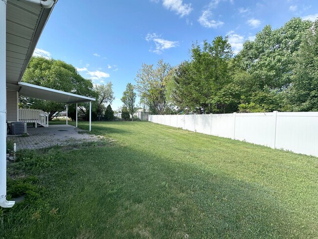 Building Photo - 4 Bed/ 3 Bathroom house in West Jordan