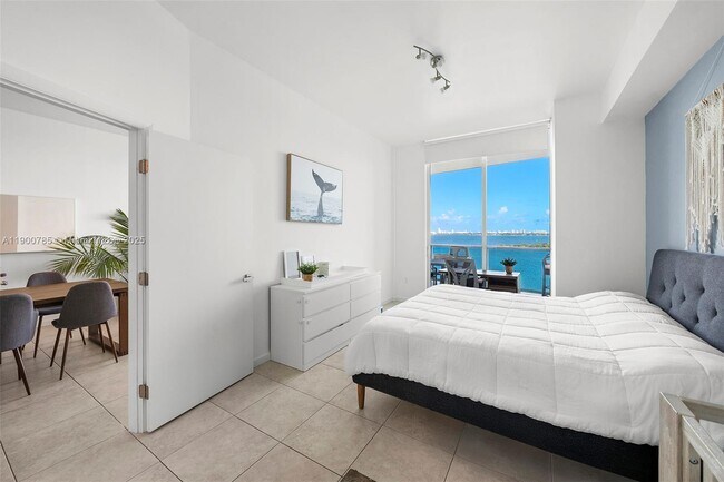 Building Photo - 725 NE 22nd St