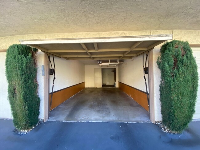 Building Photo - Beautiful corner condo in Lake San Marcos
