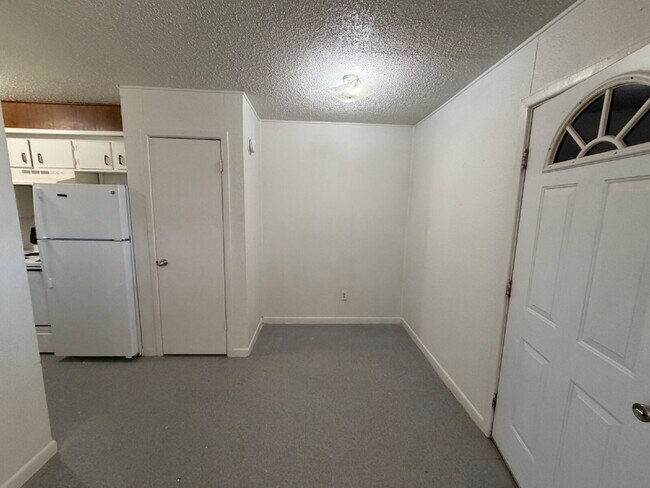 Building Photo - MOVE IN SPECIAL- Cozy 1-Bedroom Unit in Lubbock – Ideal for Urban Living!