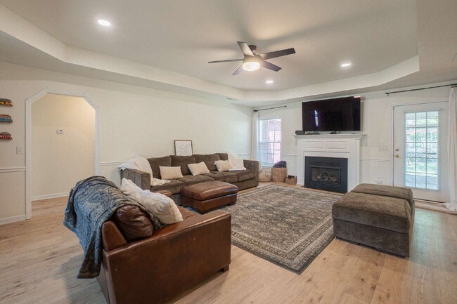 Building Photo - Available mid June!