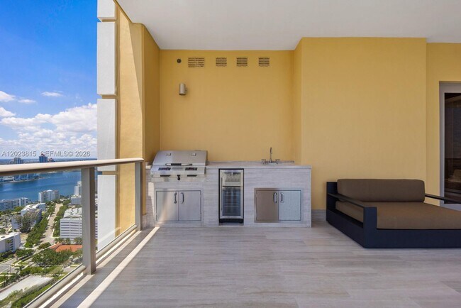 Building Photo - 17749 Collins Ave