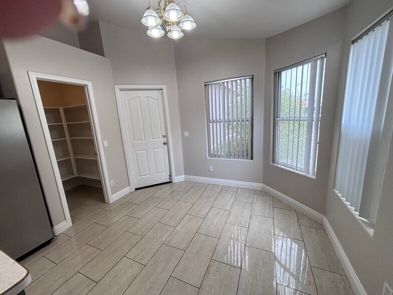 Dine in kitchen - 4166 E Silverwood Dr