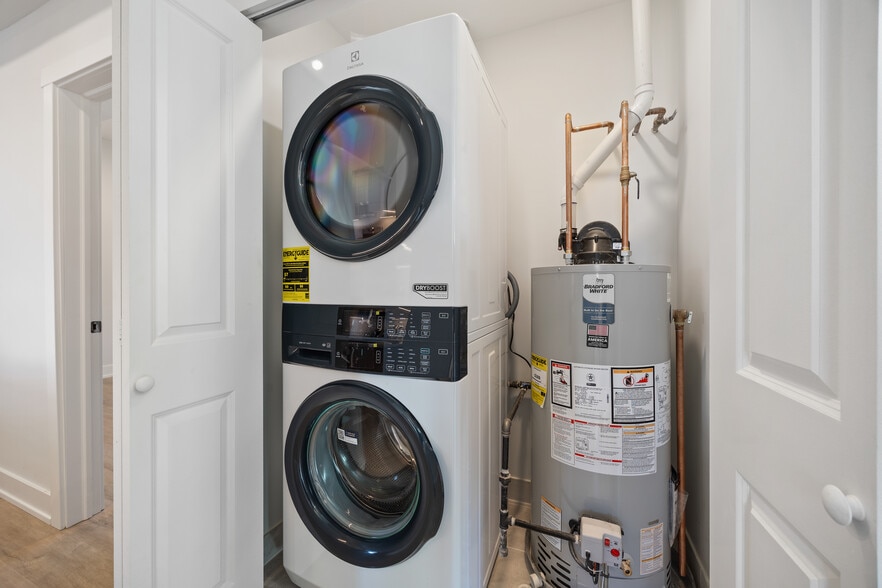 Building Photo - 2741 W Belmont Ave