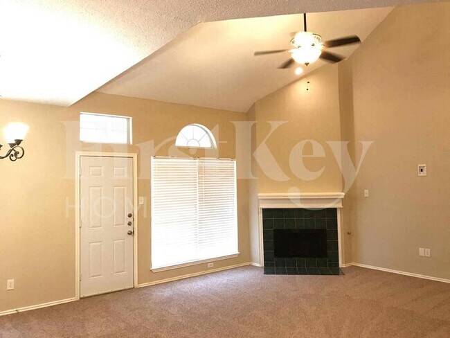 Building Photo - 2132 Montclair Ln