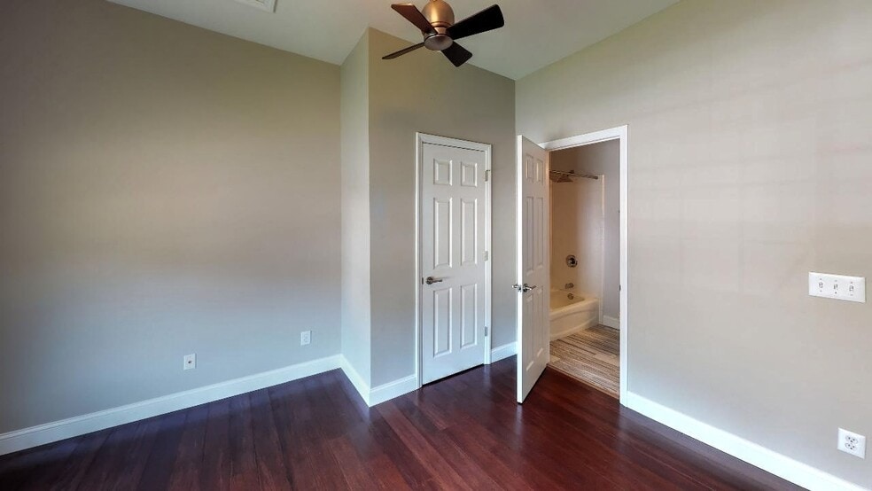 Building Photo - 425 New Parkside Dr