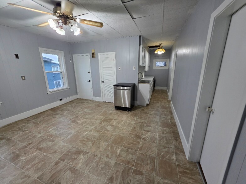 Building Photo - 11 Shamrock St