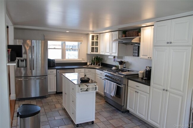 Building Photo - 4 Shorewood Dr