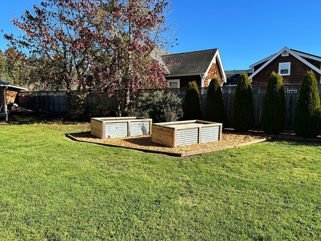 Building Photo - Sunny Fieldbrook 2/1 Stand Alone House – Cat Friendly