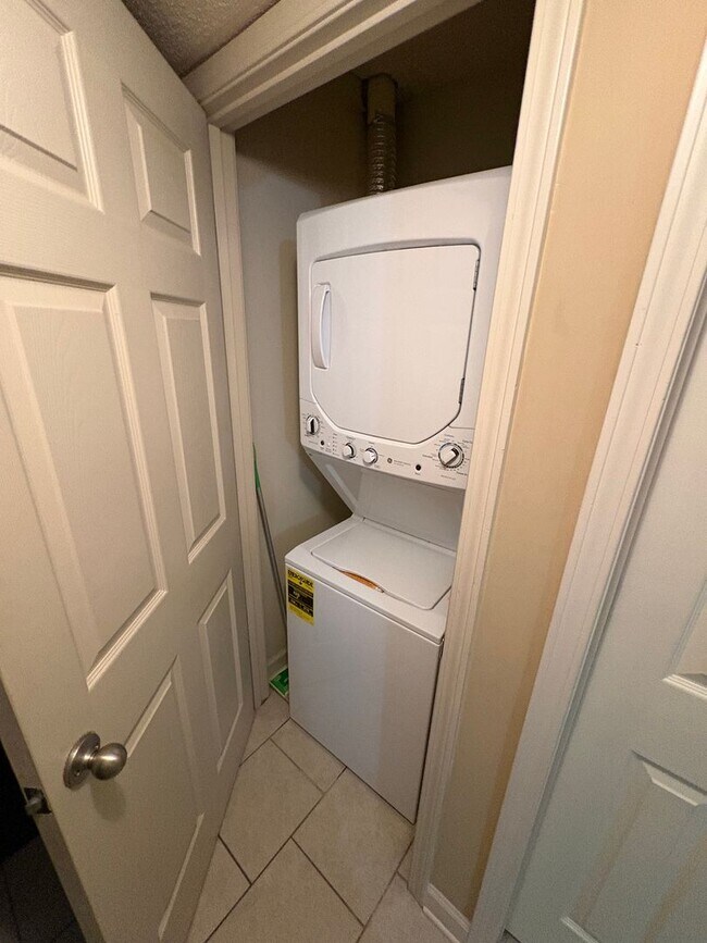 Building Photo - Furnished 2 Bedroom 1 Bath Apartment Close to Campus!