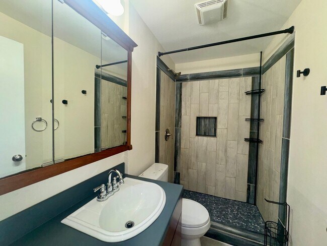 Building Photo - 2 Week Move In Special - 3 Bedroom, 2 Bath...