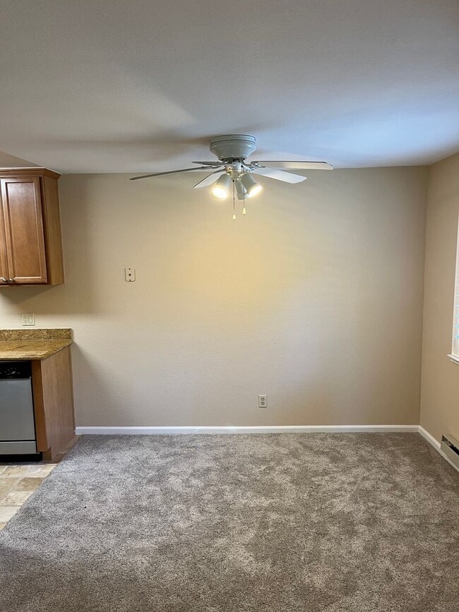 Building Photo - 2 Bedroom Condo in Quiet, Gated Community