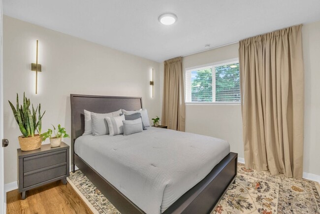 Building Photo - Fully Furnished Sunnyside Townhome | All-Inclusive | Flexible Stays