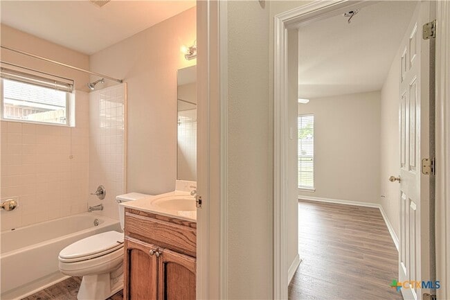 Building Photo - 5005 Warwicke Dr