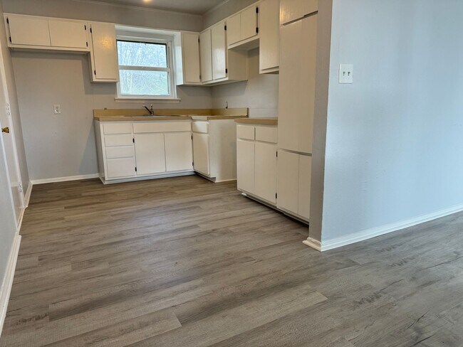 Building Photo - 421 W 65th Pl N