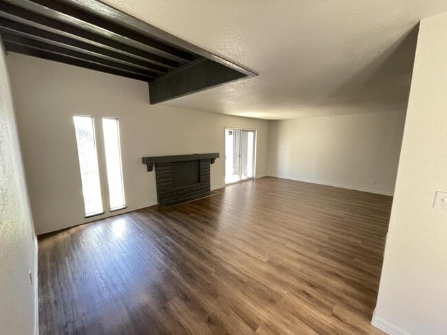 Building Photo - 6114 S Lakewood Ave