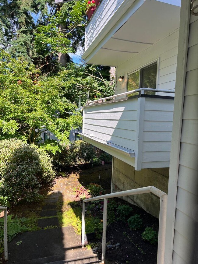 Building Photo - Vaulted Ceilings, Fireplace, LVP Flooring,...