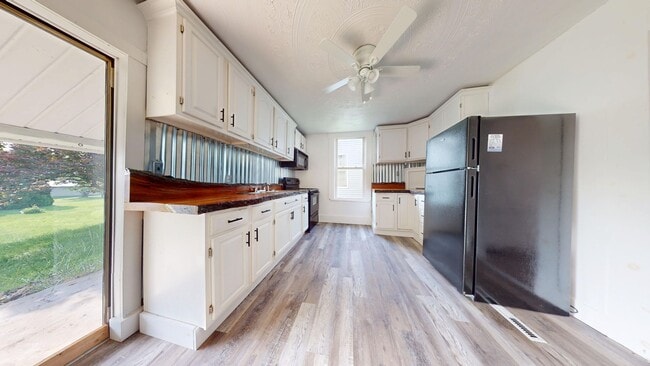 Building Photo - Haysville, walking distance to town, 3 bed...