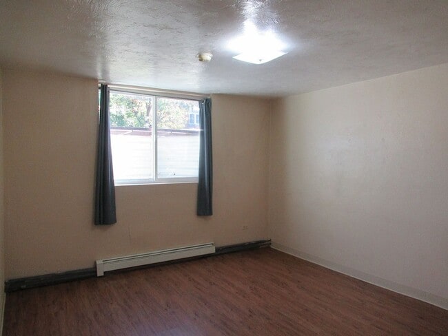 Building Photo - Spacious 3 bed/1 bath basement unit availa...