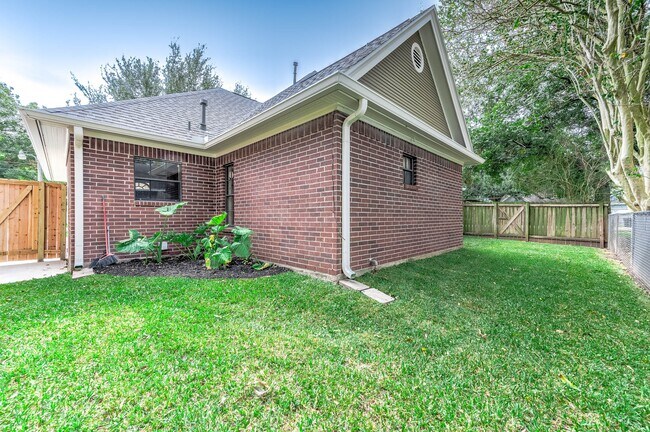 Building Photo - 2245 N Austin Ave