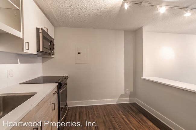 Building Photo - 2121 Canyon Blvd