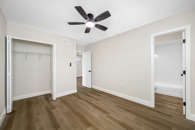Building Photo - Davis Islands 1/1 Renovated Apartment - IN...