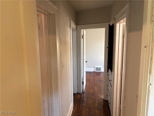 Building Photo - 922 Helmsdale Rd