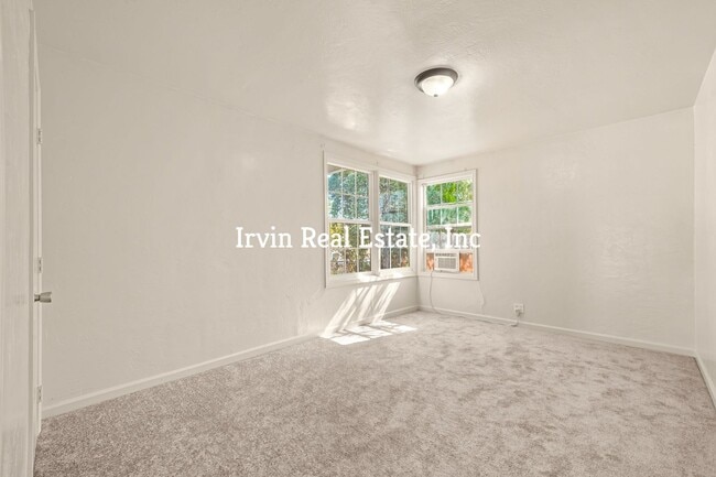 Building Photo - Nice 3 Bedroom PIttsburg with a big back yard