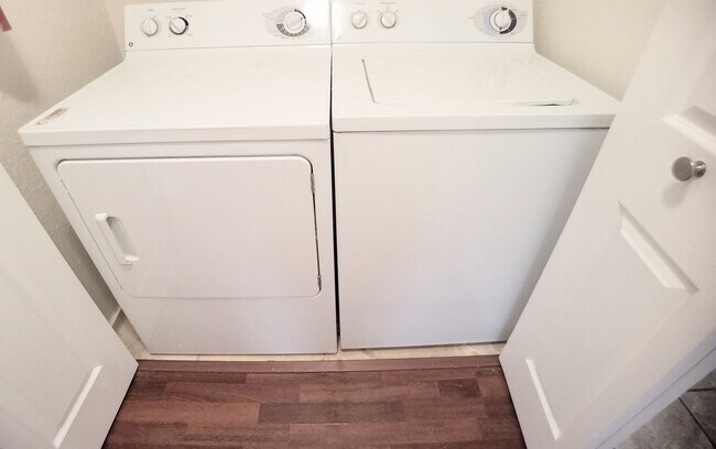 Building Photo - Beautiful 1/1 Wood Floors Condo for Rent i...