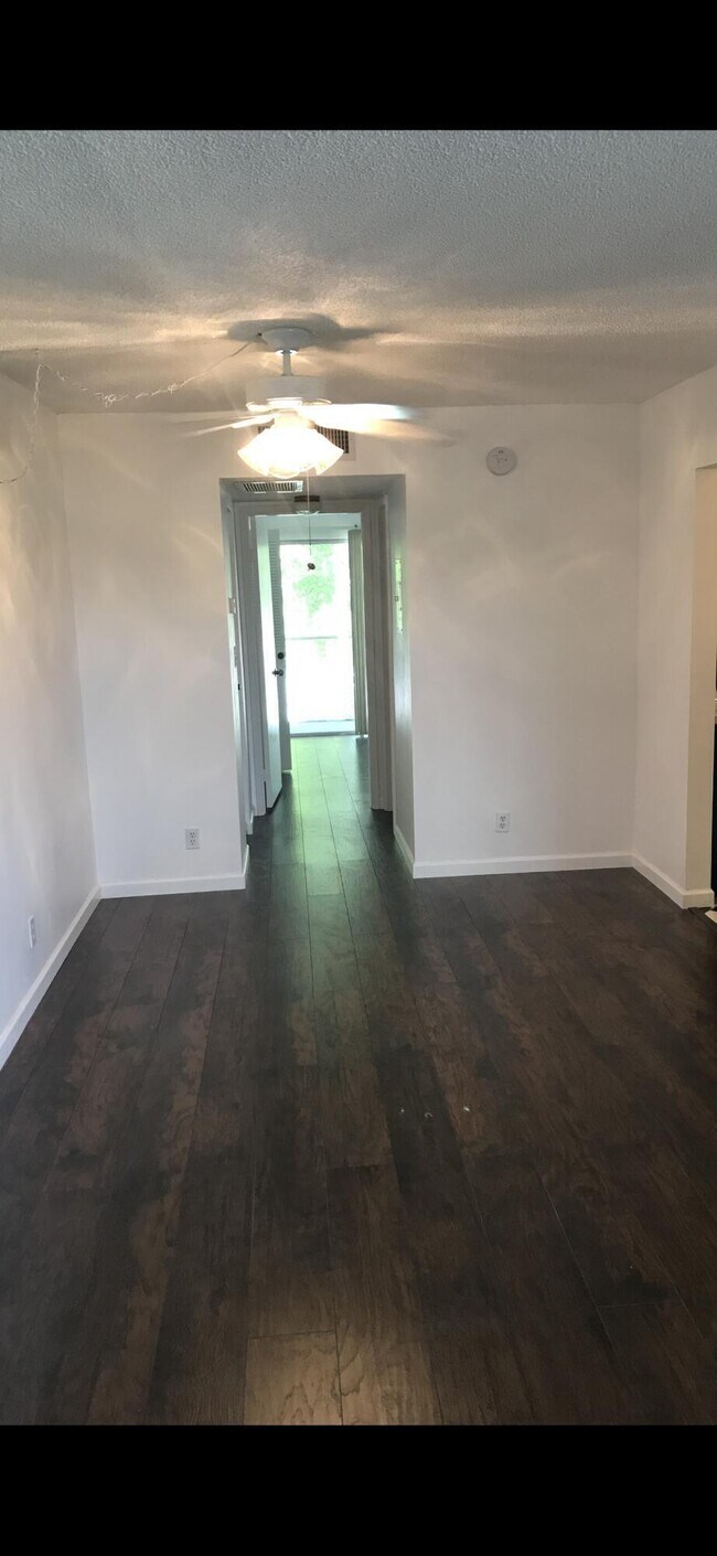 Building Photo - 700 Village Green Ct