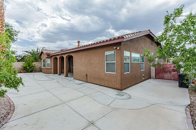 Building Photo - Single Story Home with Solar