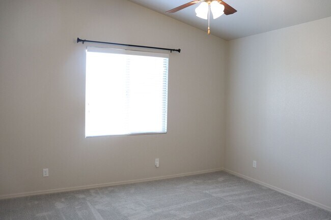 Building Photo - Brand New Home in Holiday