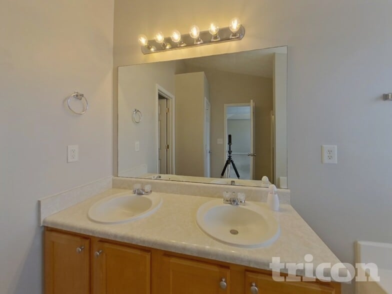 Building Photo - 471 Sawtooth Ln