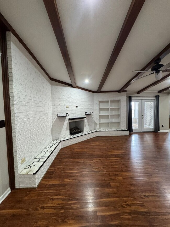 Building Photo - Incredible 4 Bed / 2 Bath updated Home, Available Now!