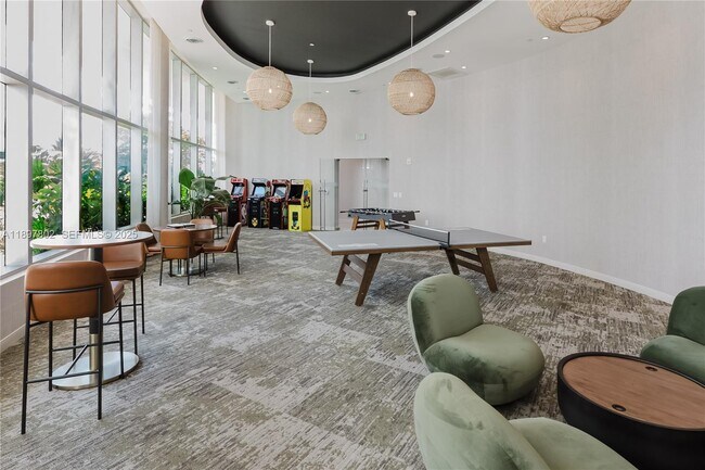 Building Photo - 700 NE 24th St