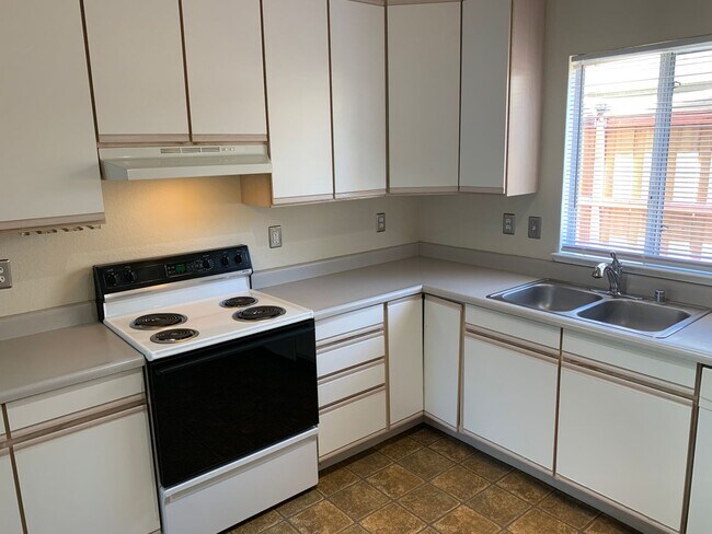 Building Photo - Great home near Shopping Centers!