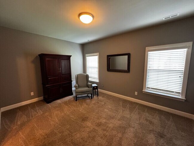 Building Photo - Spacious and luxurious with bonus room