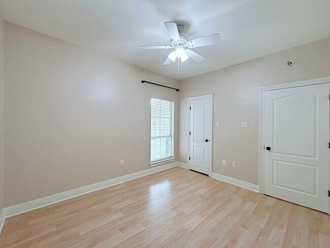Building Photo - 3919 Meadow Ridge Dr
