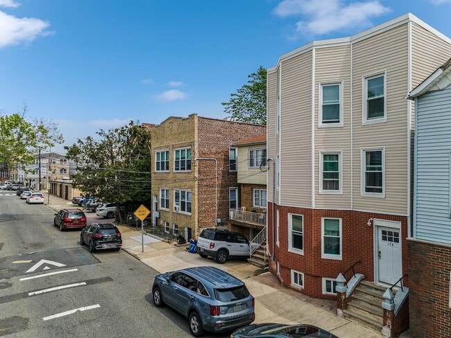 Building Photo - 174 Beacon Ave