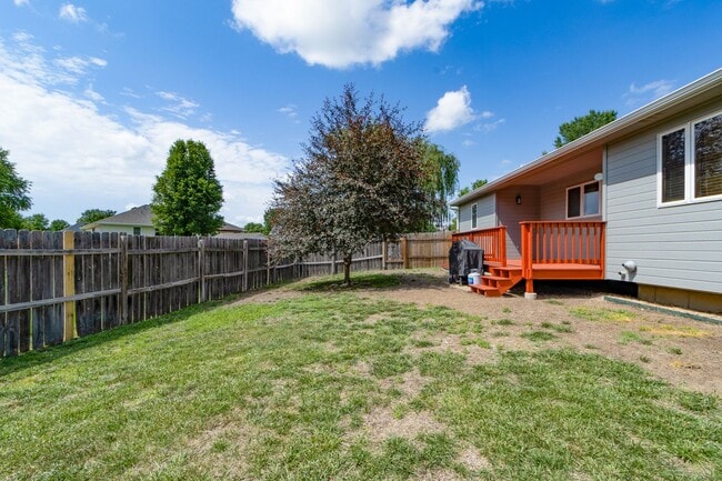 Building Photo - Large Family home For rent!