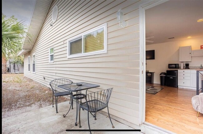 Building Photo - 6718 Kingswood Dr N