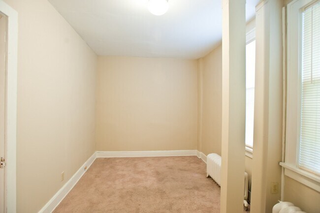 Building Photo - 1603 N Van Buren St