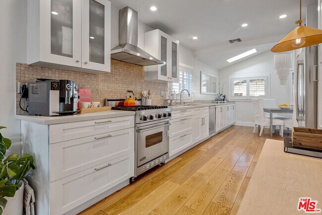 Building Photo - 1605 Cabrillo Ave