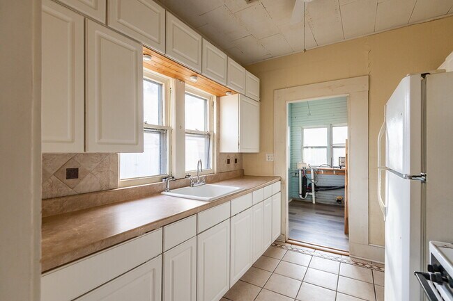 Building Photo - 2 bedroom for Lease