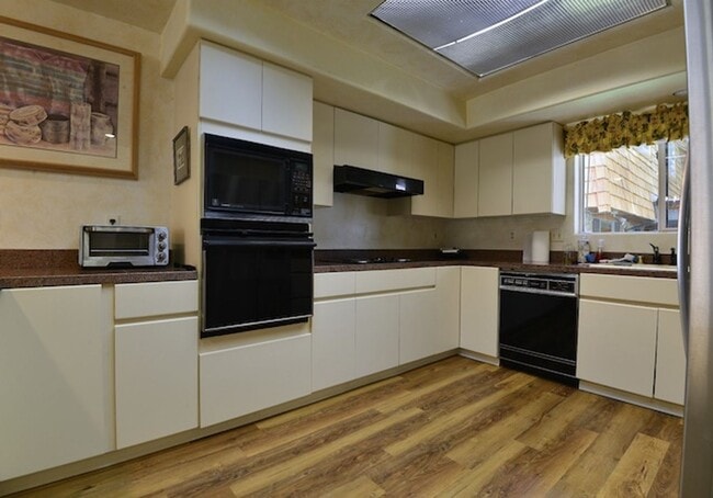 Building Photo - Incline Village: Condo - 2 Bedrooms, 2.5 Bathrooms, 1 Car Garage, Low Elevation, Walk to Lake.