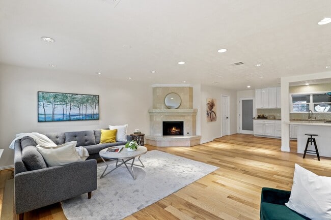 Building Photo - 10328 Shadow Oaks Dr